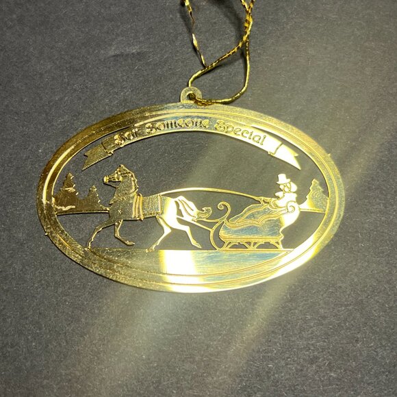 Vintage 1990 Rare Hallmark Gold Tone Metal Horse & Carriage Christmas Ornament - Picture 2 of 5